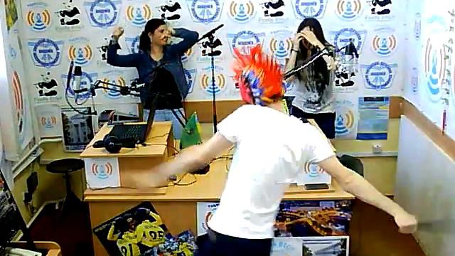 Миша, Анетта и Натали - Танцы до упаду в вечернем шоу смотреть онлайн