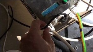 Наглядный пример как работает сетевой инвертор. Домешивание в сеть энергии от солнечных панелей