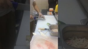 Как работает сушист в суши баре в Сочи.