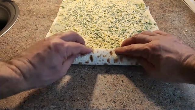 Такой рулет приготовит любой .Картофельное пюре и лаваш ,проще не бывает смотреть онлайн