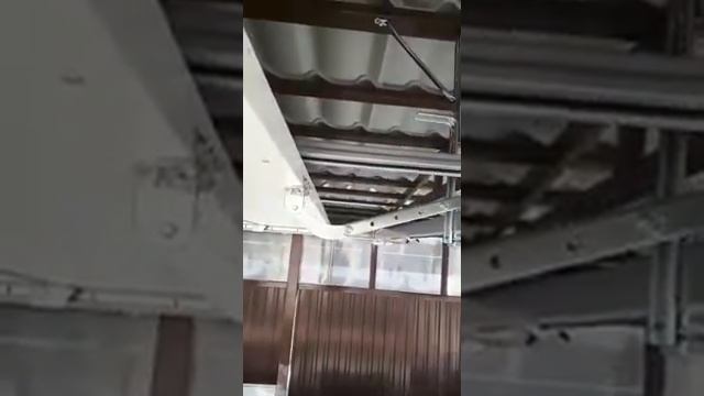 Установка и регулировка секционных ворот "Алютех"