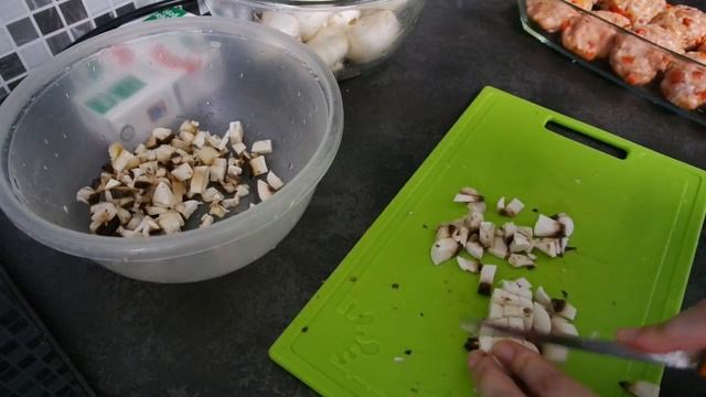 Сочные котлеты в духовке со сливочно-грибным соусом