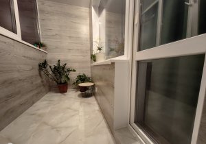 Отделка лоджии ламинатом с тёплым полом в Саратове