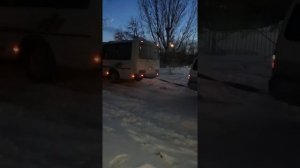 Тойота хайс вытягивает застрявший автобус паз из сугроба