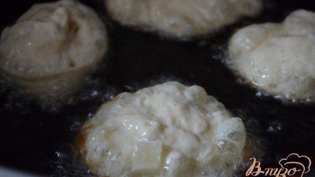 Дрожжевые пончики с кусочками ананаса