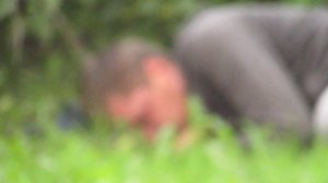 ПЬЯНЫЙ БОМЖ СПИТ В ПАРКЕ ПОД КУСТОМ