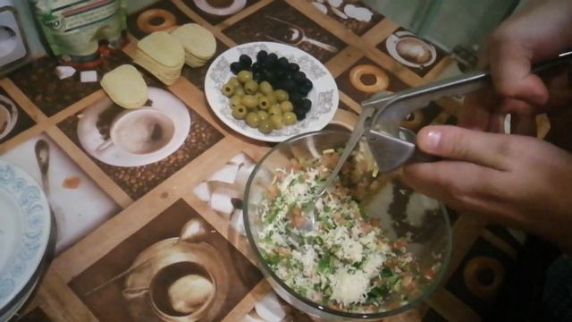 Сырная закуска с помидорами и чесноком на чипсах . На новый год и праздничный стол. смотреть онлайн