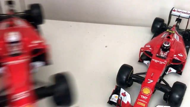 Bburago 1/18 Scale Ferrari SF15-T F1 Car Double Review (Sebastian Vettel and Kimi Raikkönen, 2015) смотреть онлайн
