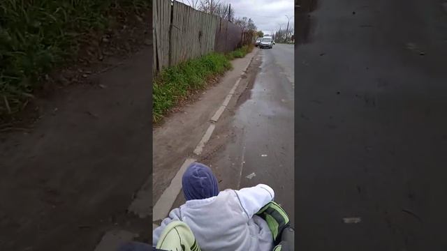 Кировский район. Нет тротуаров. Люди вынуждены ходить по проезжей части смотреть онлайн