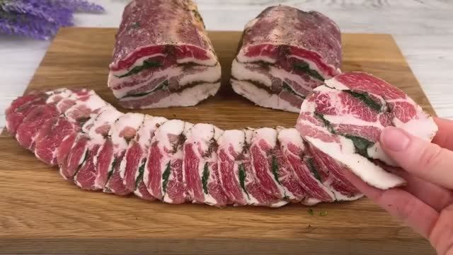 Грудинка свиная,солёная с зеленью и аджикой . Отличная закуска.