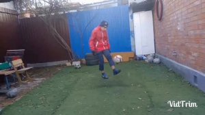 Начеканил мяч одной ногой 205 раз