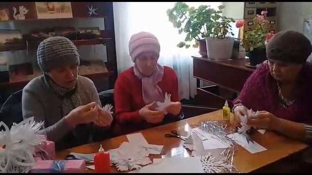 Творческая мастерская Деда Мороза. Мастер класс по изготовлению снежинки. Большесурметский СК смотреть онлайн