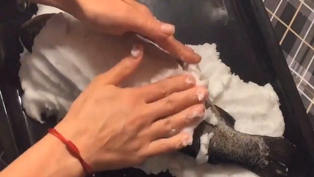 РЫБА ЗАПЕЧЕННАЯ В ДУХОВКЕ В СОЛИ. Форель запеченная в соли. смотреть онлайн