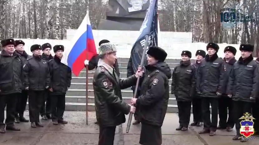 В Марий Эл участковые уполномоченные полиции встретили путешествующий России флаг