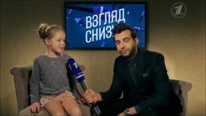 Очень веселая женщина с хорошими зубами