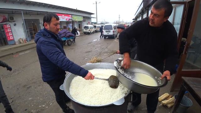 Сьедают так быстро, что не успевает остыть!Узбекская самса и базарный плов!Узбекистан! смотреть онлайн