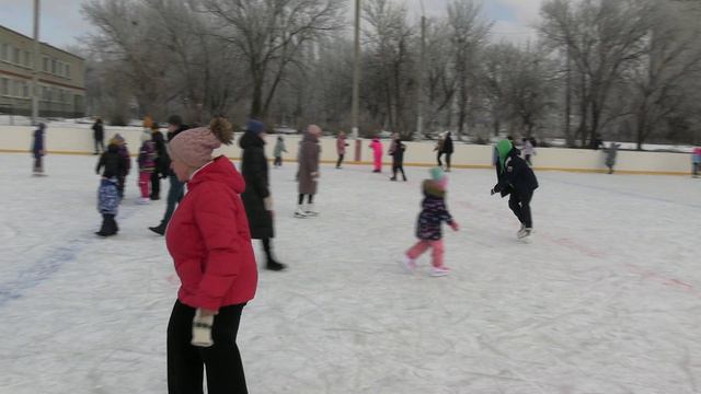 Бери коньки, вставай на лёд, к здоровью двигайся вперёд