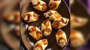 Пирожки из слоеного теста с ветчиной и сыром