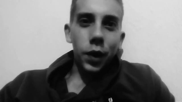 Парень пишет и читает стихи.