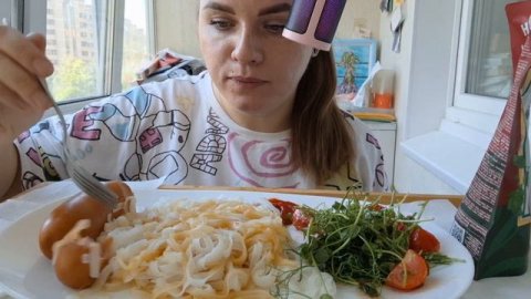 Мукбанг лапша Фо🍜 сардельки, салат с микрозеленью и помидорами #мукбанг #фудблогер