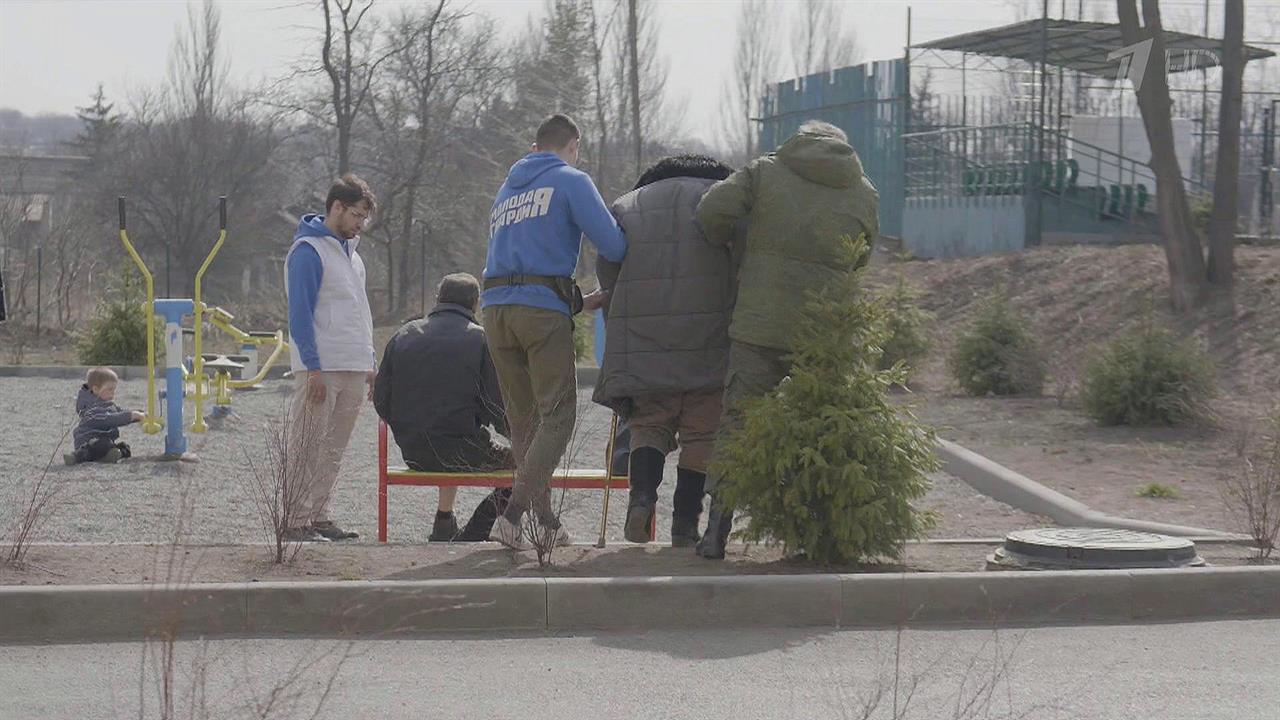 Для помощи беженцам, которым удалось вырваться из ...уполя, в Донбасс прибыли российские добровольцы