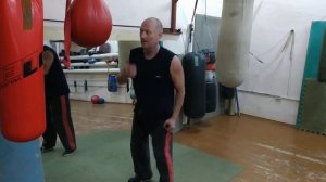 Удары в голову с опущенных рук - кулаком или ладонью/Blows to the head from the lowered hands