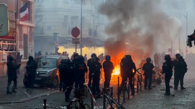 В Париже нарастает напряженность на месте перестрелки , в результате которой погибли 3 человека