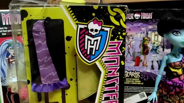 Распаковка и обзор куклы и набора одежды из серии"Create-a-monster. Colour me creepy". смотреть онлайн