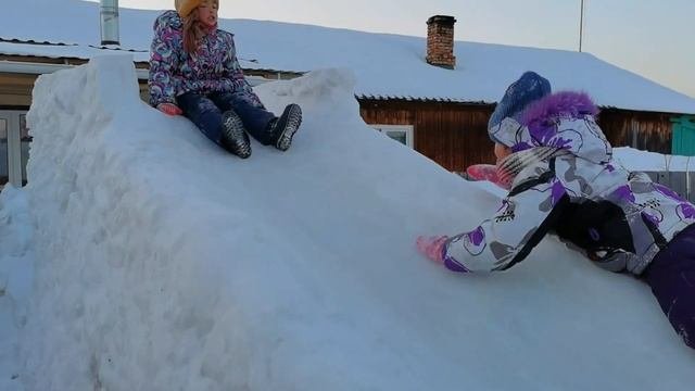 Дарина помогает детям одеваться // Сашутка царь горы