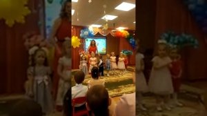 Поздравление выпускникам детского сада от ясельной группы