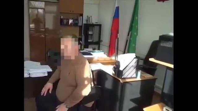 Судья в Адыгее выкинул в окно взятку, когда в кабинет ворвались сотрудники ФСБ.