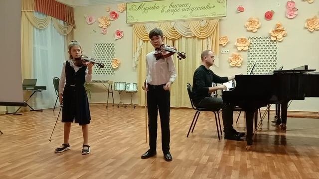 П. Алексеенко, Р. Ахметзянов. И. С. Бах Менуэт, Д. Шостакович Гавот. Концертмейстер Алексеев Д.А.