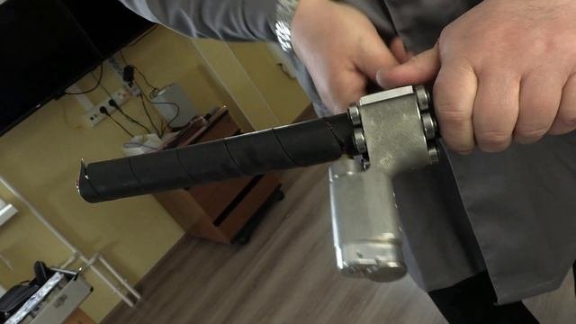 Снятие оболочки кабеля из сшитого полиэтилена инструментом GB M20