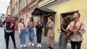 В саду зеленом роза цвела