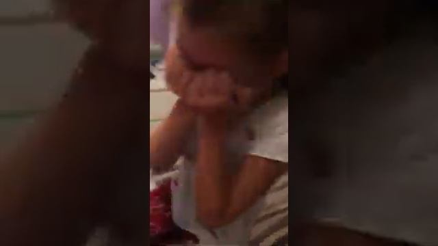 Девочке подарили котёнка, и она чуть не расплакалась от милоты смотреть онлайн