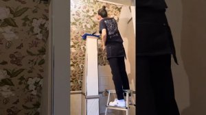 Поклейка обоев в санузле с лаковым покрытием. Работа от начала и до конца