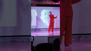 "Мама" исполняет Сусанна Мелконян, солистка шоу-группы "Ветер перемен"