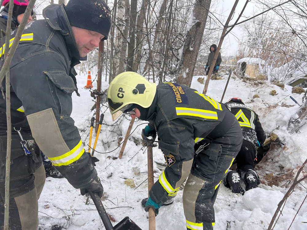 В Лобне застрявших под бетонными плитами собак спасали почти 9 часов / Город новостей на ТВЦ