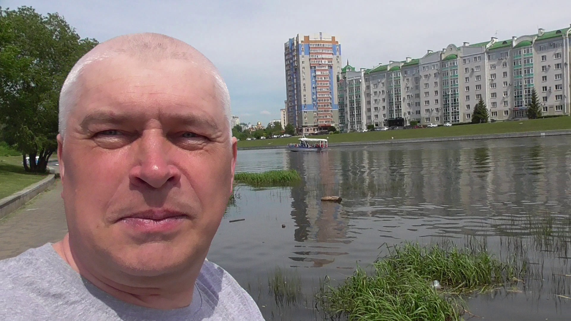 Я снял видео про катер. По реке плывёт катер Афалина. Река Ока. Город Орёл