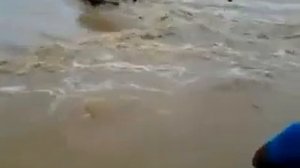 ЖЕСТЬ. В Индии автобус с людьми смыло в реку 07 08 2018