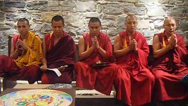 Ganden Jangtse monks chanting Chenrezig Sadhana for Sand Mandala dismantling смотреть онлайн