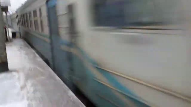 Восьмивагонная Эр9м-540 №6016 Фастов-Киев прибывает на пл.Тарасовка смотреть онлайн