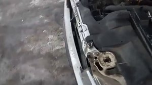 Как открыть капот, если лопнул трос.(Одной отверткой.)