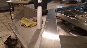 Генеральная уборка кухни ресторана.