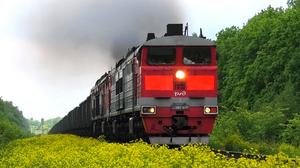 2ТЭ10У-0167 и 2ТЭ10М-2693 с грузовым поездом штурмуют подъем