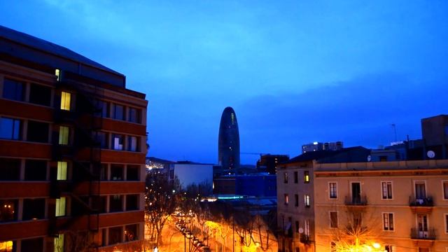 Torre Agbar (Barcelona) en timelaps смотреть онлайн