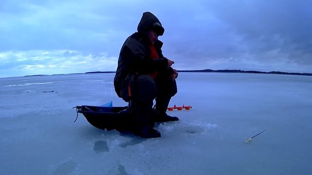 Карелия. Сямозеро. Рыбалка с физруком. Ловим окуня. смотреть онлайн