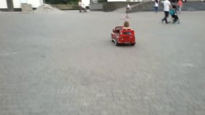 Видео про машинки Настюшик едет на машине  Развлечения в парке Батут машинка Mercedes Toys for kids