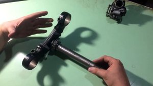 Рабочие моменты. Изготавливаем ось траверсы на Honda CBR600F4