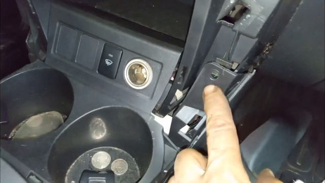 Снятие центральной консоли Toyota RAV4 с МКПП при замене троса ручного. смотреть онлайн